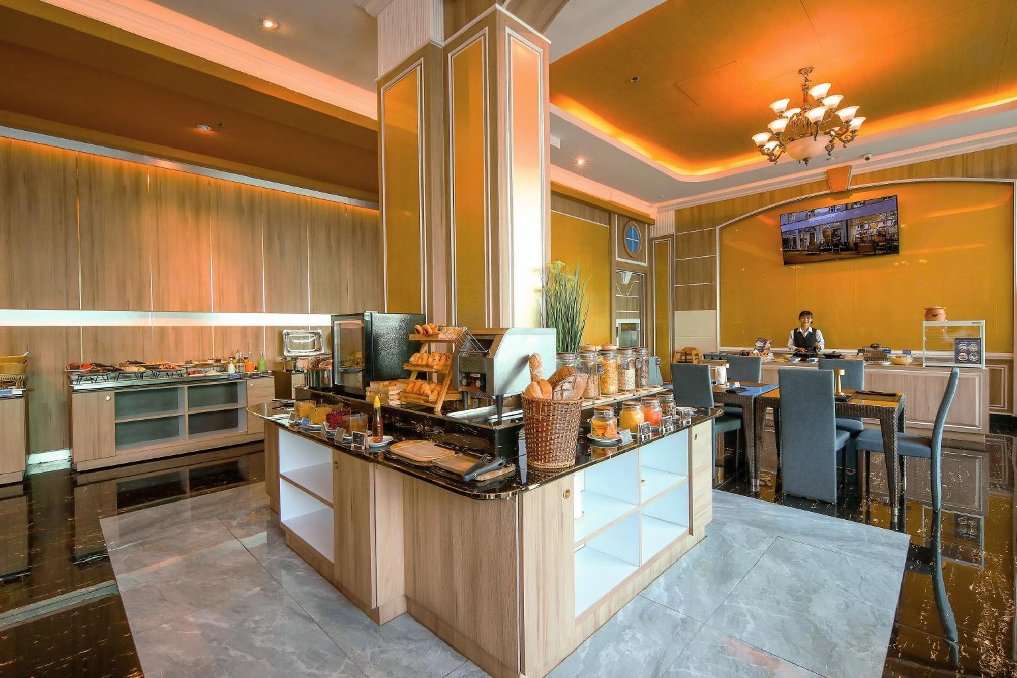 Sira Grande Hotel And Spa - SHA Extra Plus Patong Exterior foto